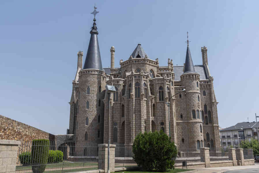 León 023 - Astorga - palacio Gaudí.jpg